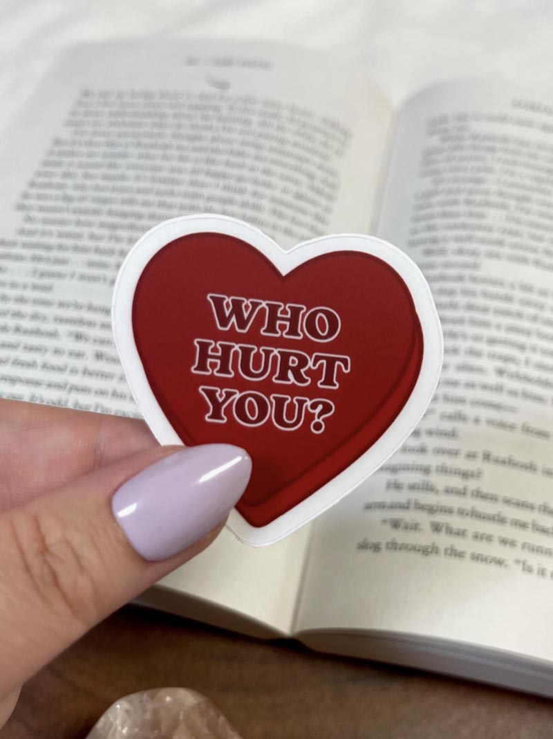 Liten vinyl sticker - Who Hurt You? | Godishjärta