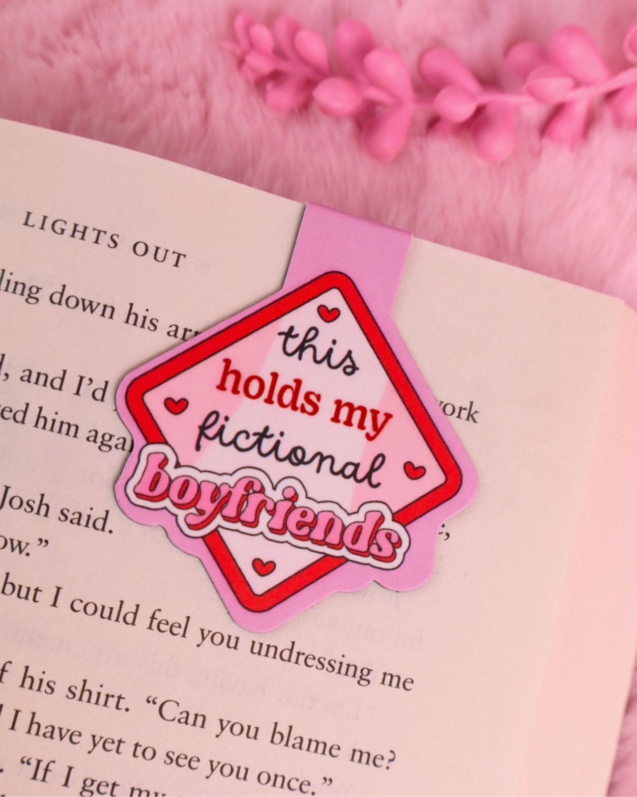Magnetiskt bokmärke - This holds my fictional boyfriends