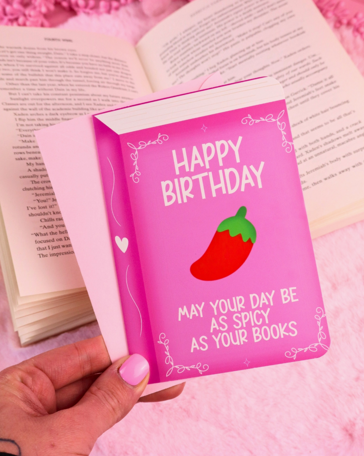 Vykort - May your day be as spicy as your books